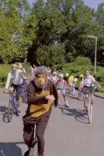 Opica na bicykli
